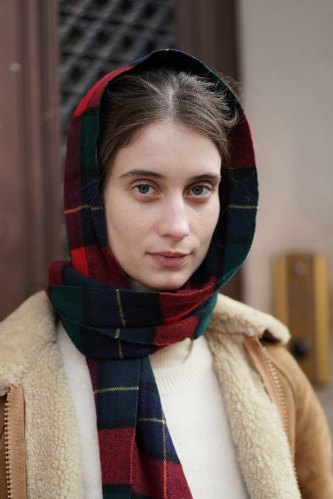パリジェンヌに学ぶ 簡単 おしゃれなマフラーの巻き方 アレンジ法 22年冬最新 ファッション Elle エル デジタル パリジェンヌに学ぶ 簡単 おしゃれなマフラーの巻き方 アレンジ法 22年冬最新 ファッション Elle エル デジタル