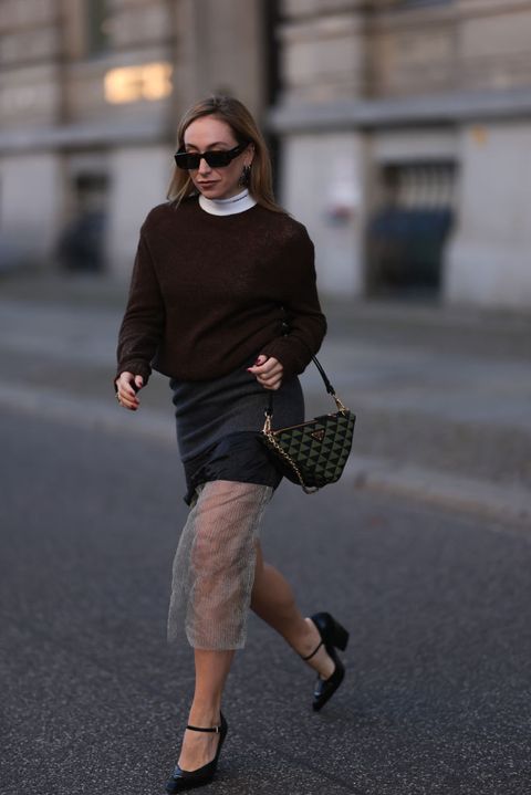 street style vrouw met bruine trui rok en mesh onderrok