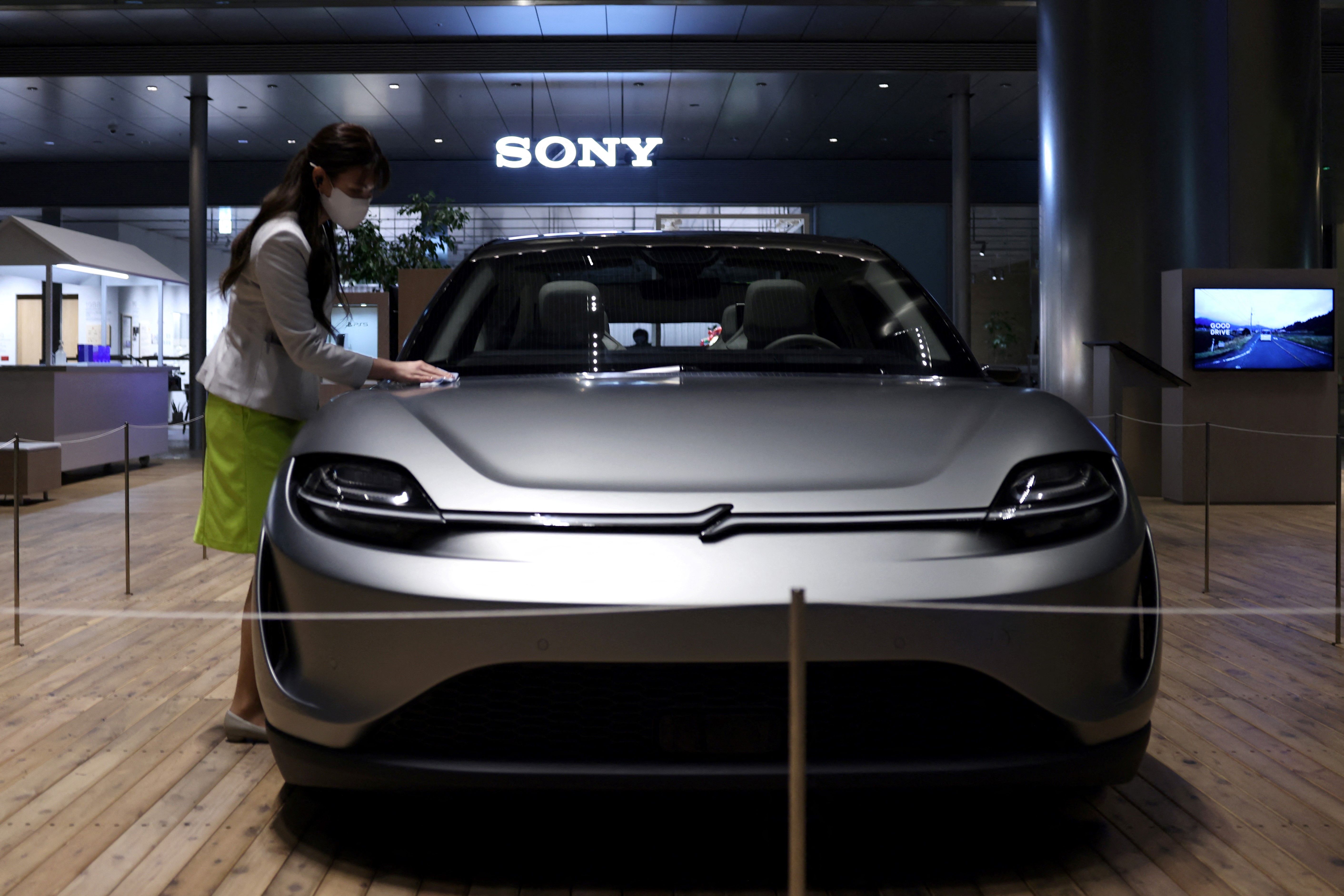 Honda et Sony veulent lancer ensemble une nouvelle marque de véhicules électriques. Sonys-vision-s-prototype-car-is-photographed-at-the-news-photo-1646407282