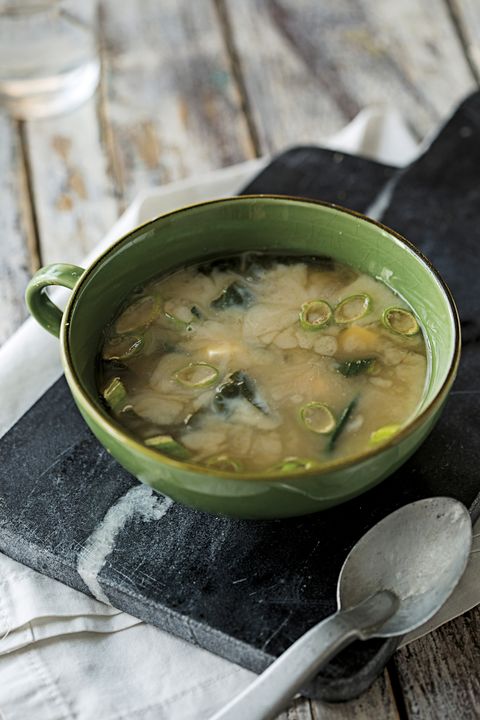 sopa japonesa con algas y tofu