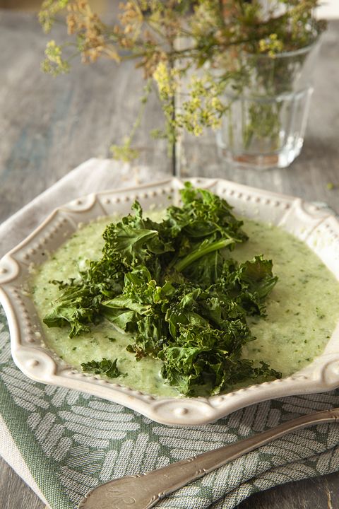 Recetas saludables y sostenibles: Sopa con chips de kale