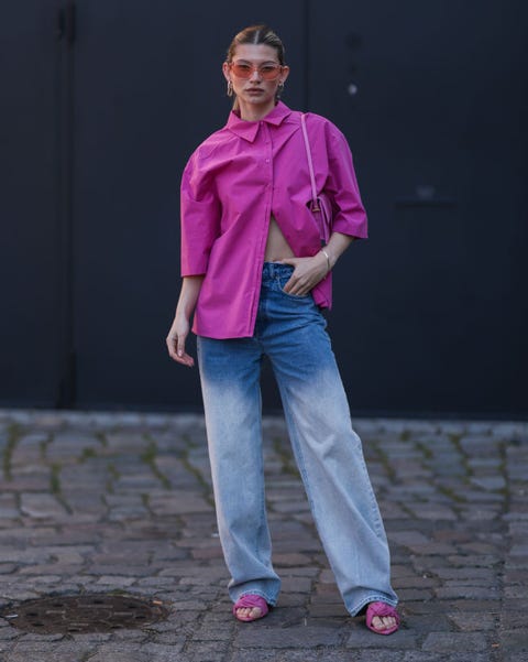 calça jeans e camisa colorida