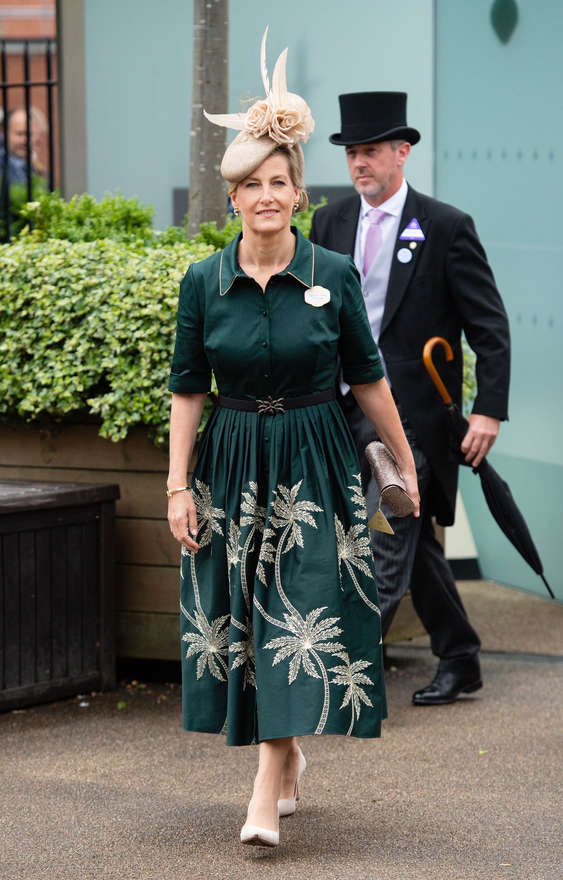 emerald green dress with fascinator