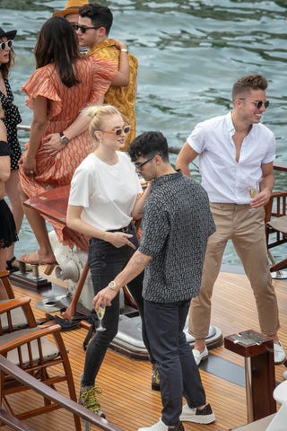 Sophie Turner Gets On Stage With Joe Jonas At Jonas Brothers Gig