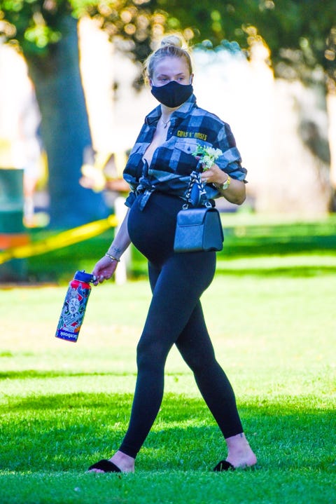 Pregnant Sophie Turner Wears Black Leggings on Picnic