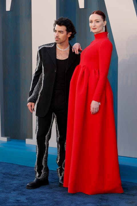 Sophie Turner es la embarazada más elegante de rojo Sophie Turner es la embarazada más elegante de rojo