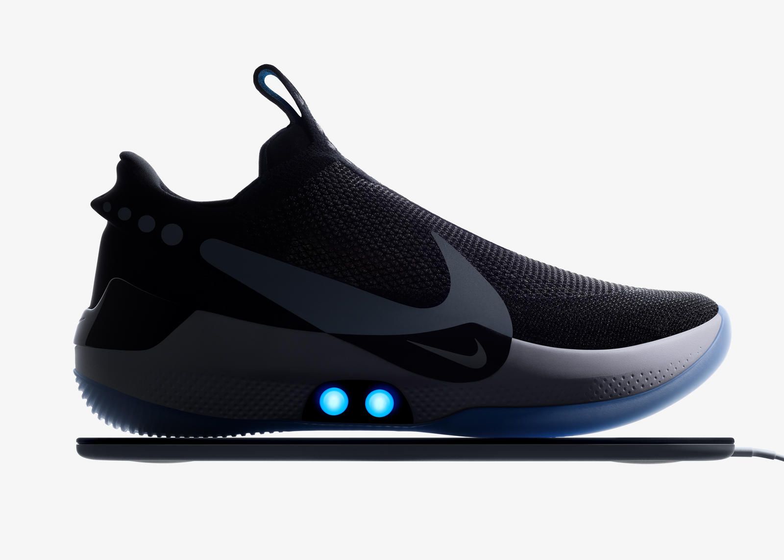 Nike Adapt BB, la sneaker smart che allaccia sola e si controlla l'app