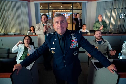 steve carell vestido de uniforme militar en una sala de situacion