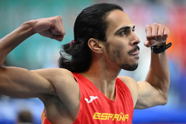 mohamed katir muestra músculo de los brazos tras ganar su serie de 3000 metros en torun 2021