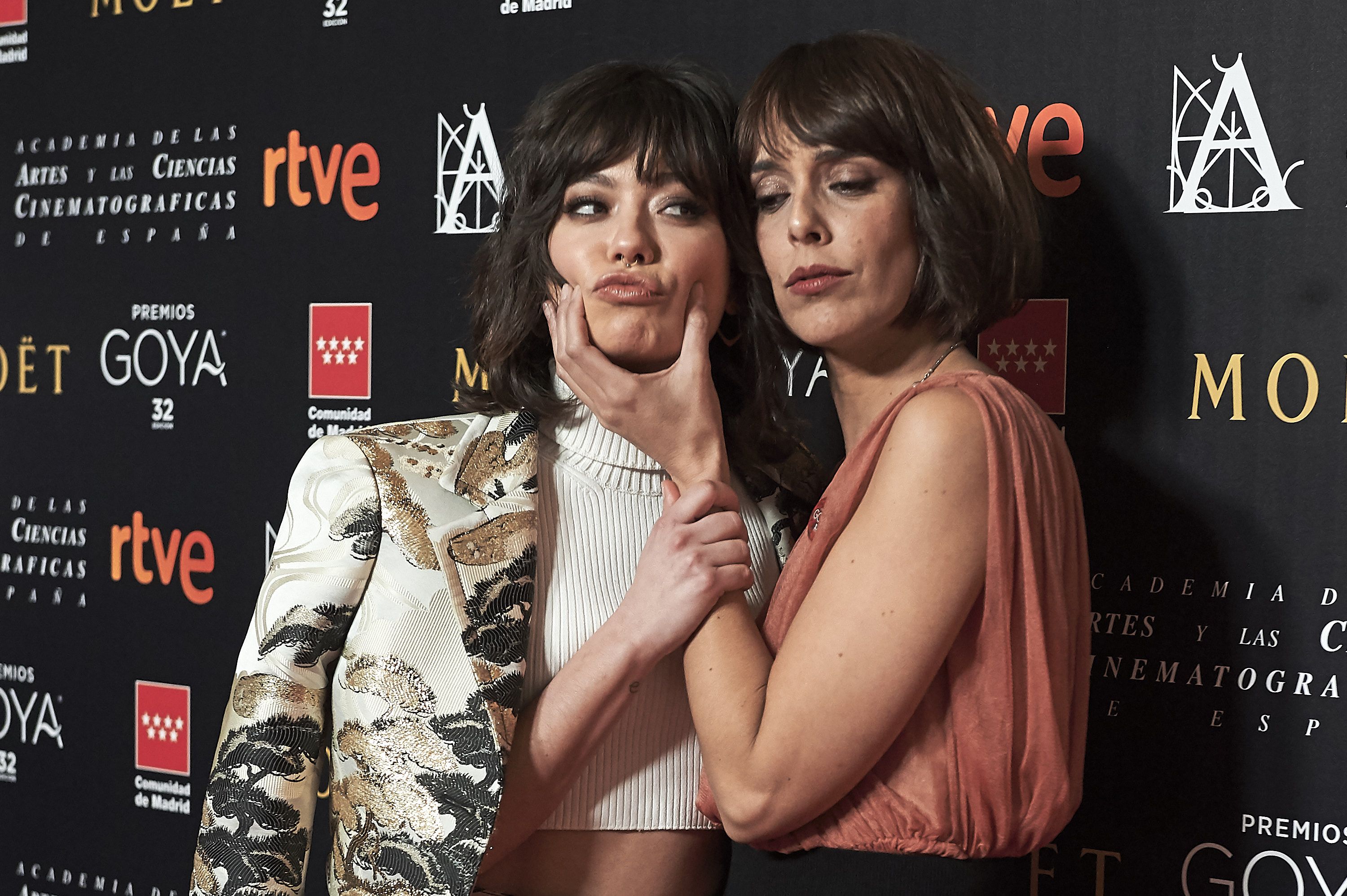 Instagram advierte a Belén Cuesta por una foto con Anna Castillo Instagram advierte a Belén Cuesta por una foto con Anna Castillo