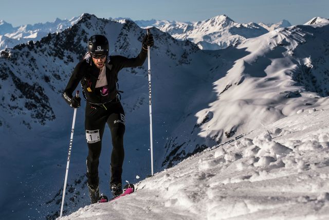 el corredor de ultrafondo y esquiador kilian jornet durante uno de sus ascensos a una montaña