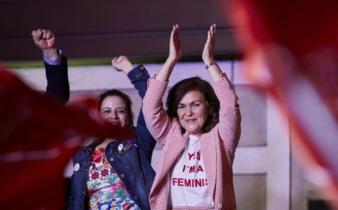 La feminista de Mango que Carmen Calvo en la sede del PSOE está agotada, pero la puedes conseguir aquí