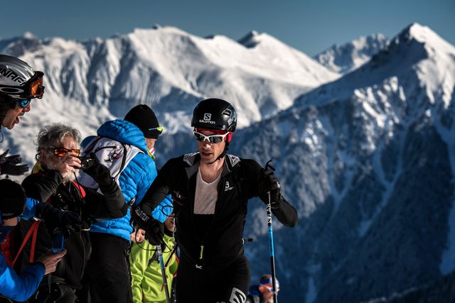 el atleta español killian jornet durante una carrera de ski