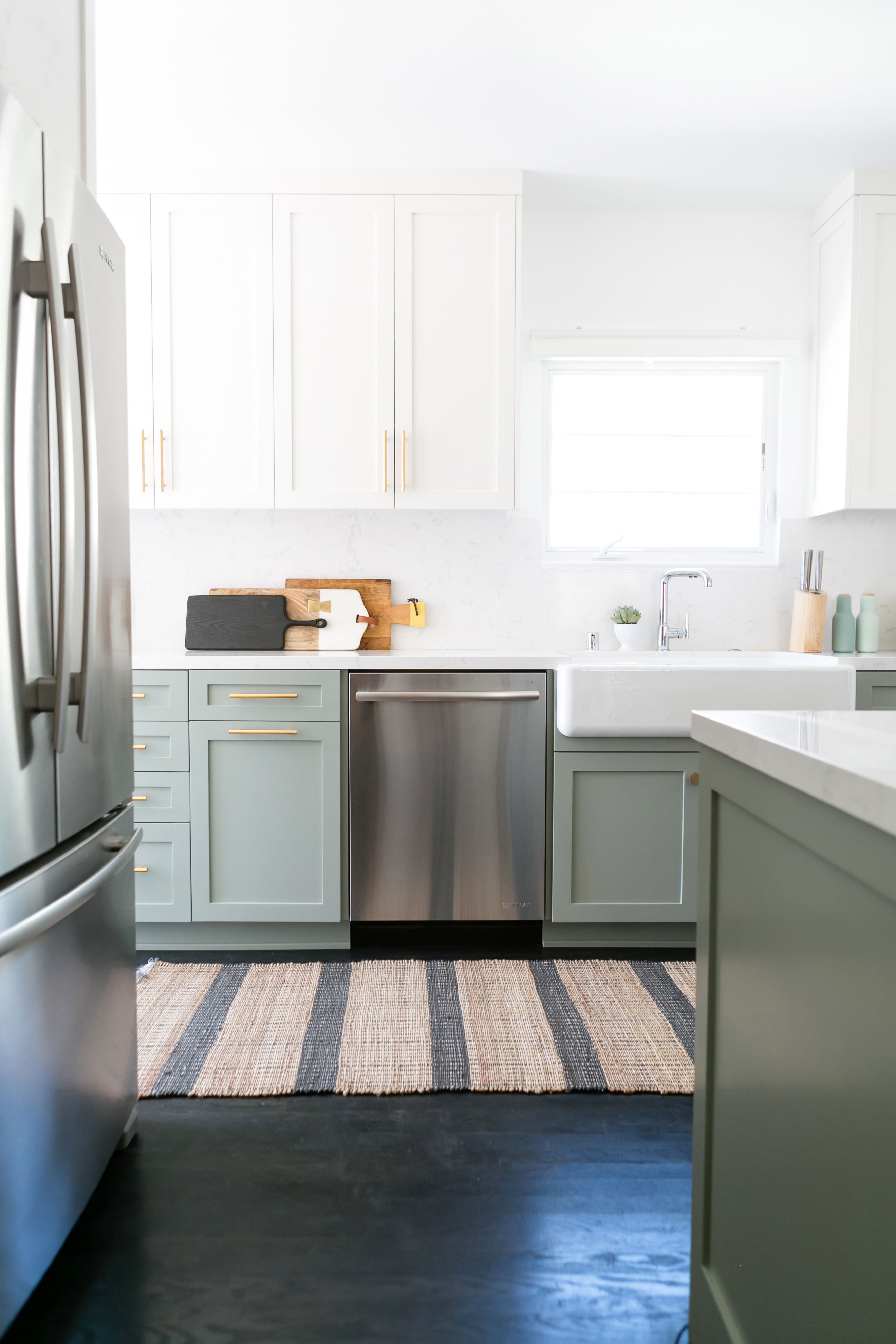 18+ Spaces That Show the Versatility of Two Tone Kitchen Cabinets