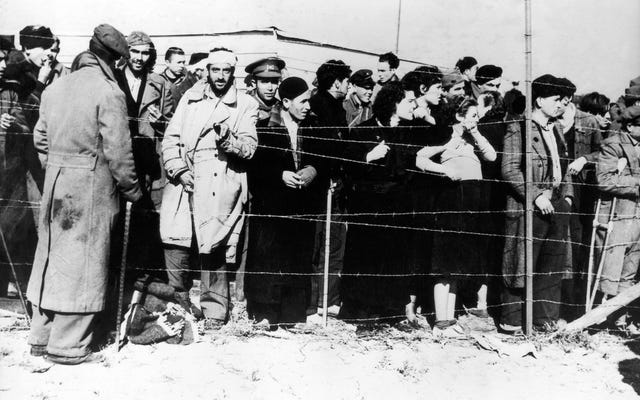 Des réfugiés espagnols au camp du Perthus, France 1939