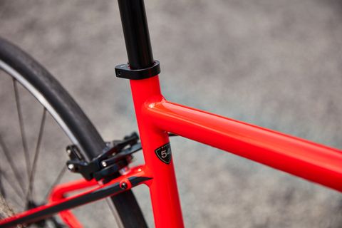 Bicycle wheel, Bicycle frame, Bicycle part, Bicycle tire, Bicycle, Spoke, Bicycle fork, Vehicle, Road bicycle, Bicycle accessory, 