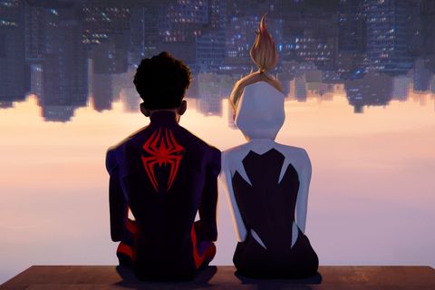 Spiderman über die Spiderverse-Meilen und Gwen, die kopfüber hängen und auf die Skyline der Stadt schauen