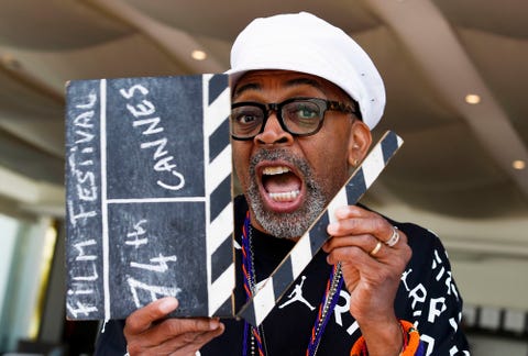Spike Lee, el horror de la semana el director de cine con una claqueta en las manos y la boca abierta