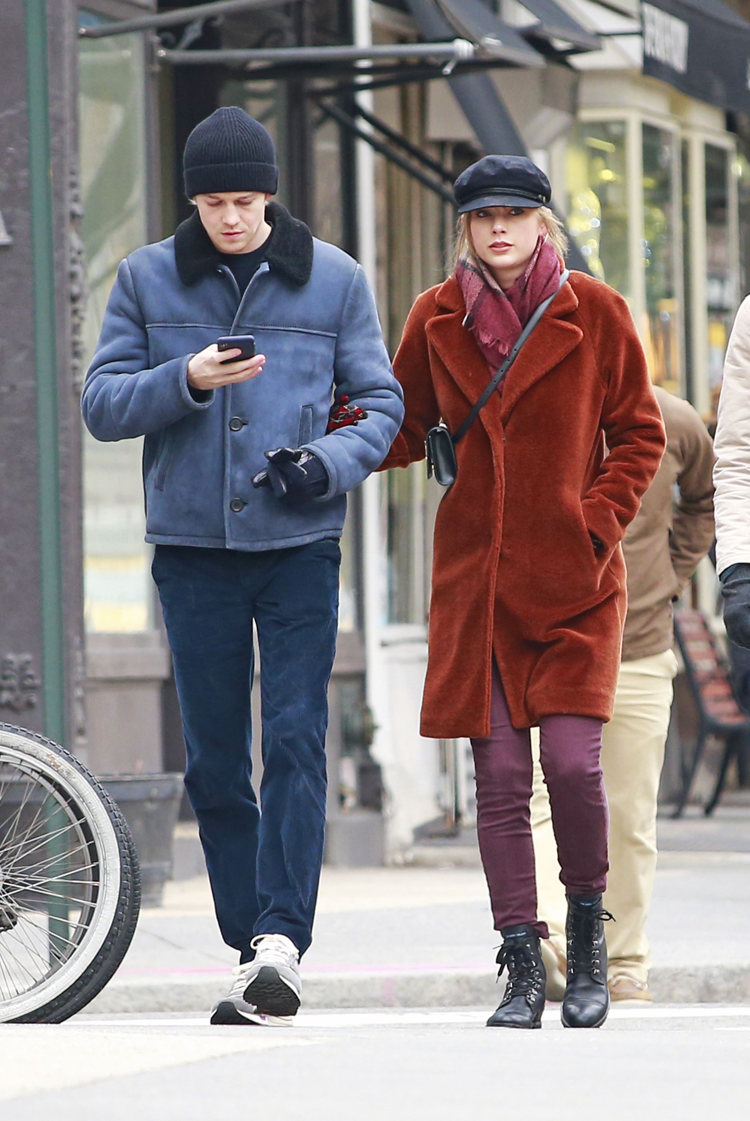 Taylor Swift And Joe Alwyn Have Cuddly Date Out In New York City Before New Year S Eve