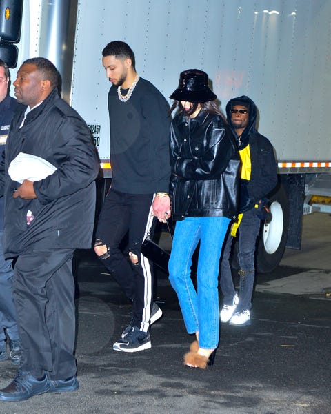 Ben Simmons dan Kendall Jenner untuk pertama kalinya terlihat bergandengan tangan di depan paparazzi (dok. Elle)