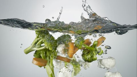 broccoli wortel en bloemkool in water