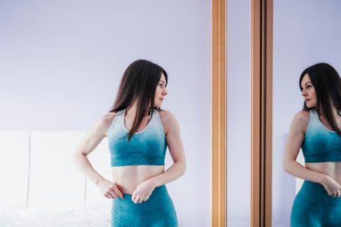 Cómo perder tres kilos de manera definitiva mujer mirándose al espejo