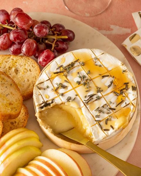 easy baked brie with grapes and apples