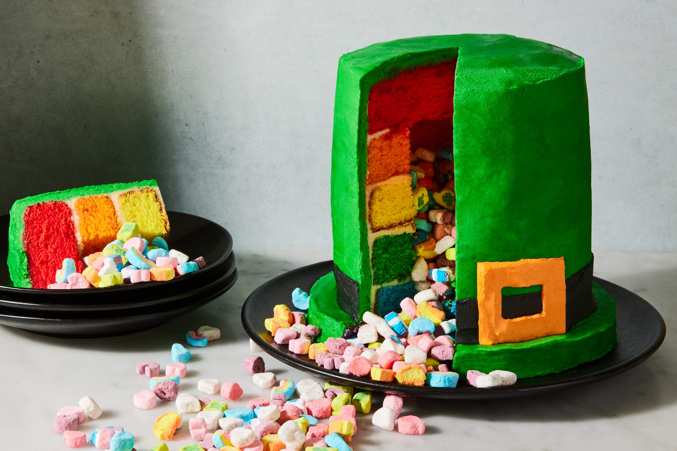 Lucky Charms Fans Will Be Obsessed With This Surprise-Inside Cake