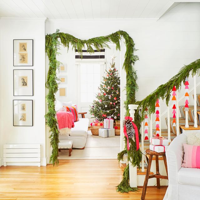25 Best Staircase Christmas Decorations Holiday Stair Decor Ideas - Garland Decor Ideas