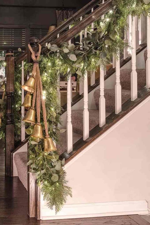 17 Best Staircase Christmas Decorations Holiday Stair Decor Ideas
