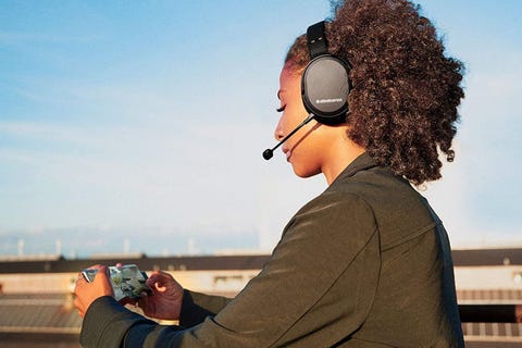 Frau, die beim Spielen am Telefon ein Gaming-Headset der Steelseries arctis 1 trägt