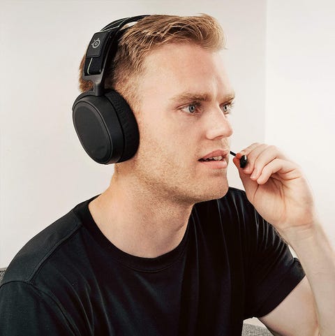 mann trägt stahlserie arctis 7 spielkopfhörer