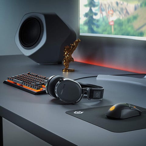steelseries arctis 7 Gaming-Headset auf dem Schreibtisch mit Tastatur und Maus