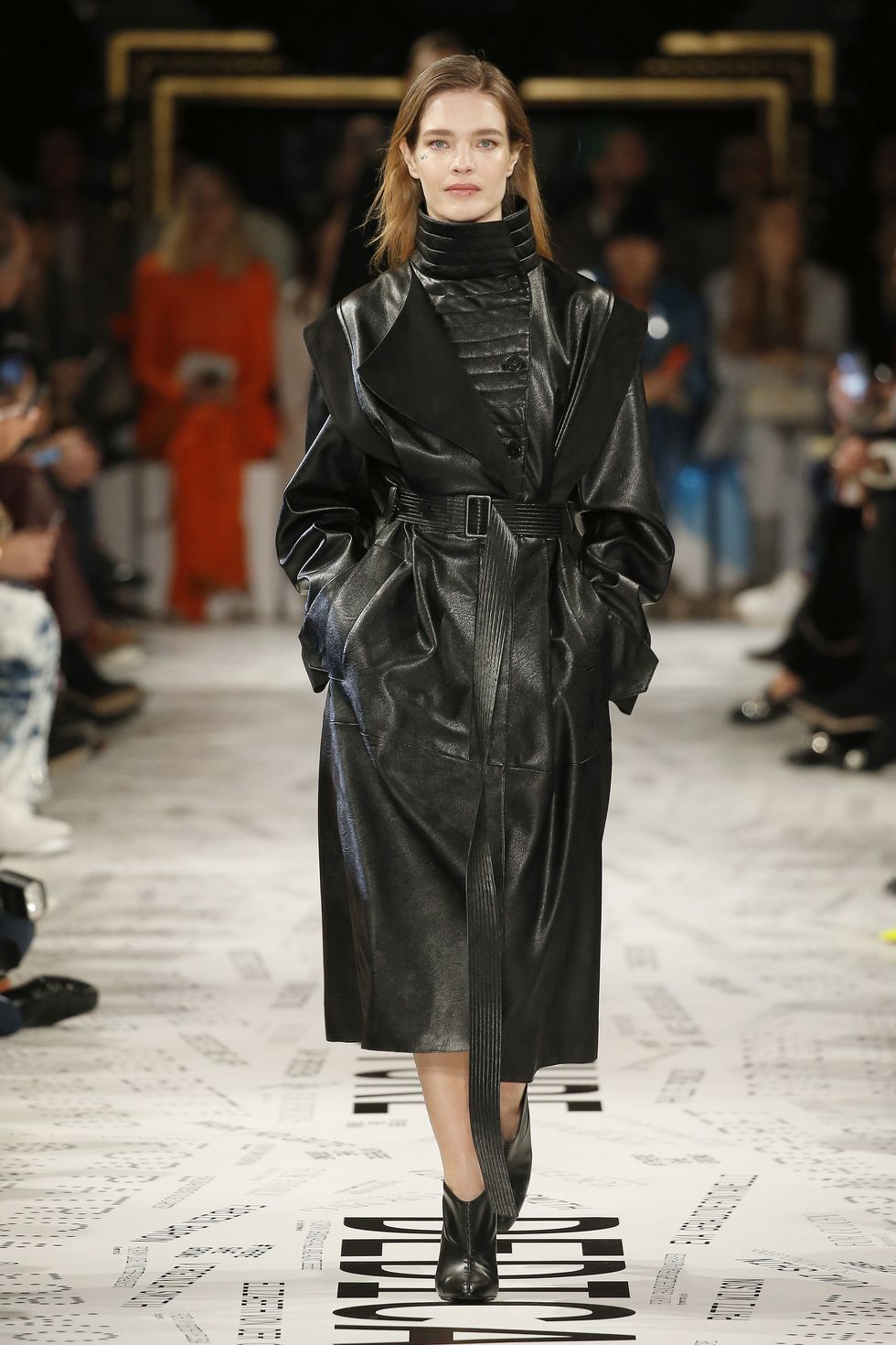 De leren trenchcoat maakt een comeback deze winter De leren trenchcoat maakt een comeback deze winter