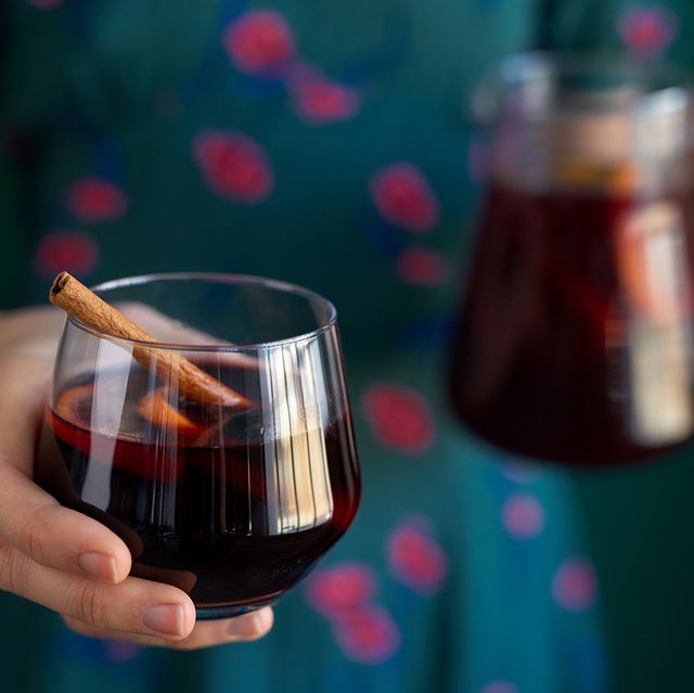 mulled wine in stemless wine glass