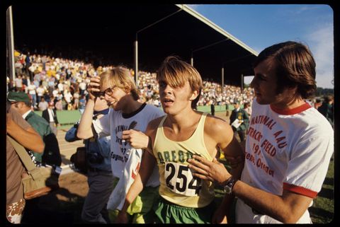 el atleta steve prefontaine toma aire sujetado por dos compañeros en el estadio de hayward field de la universidad de oregón tras una carrera en 1971