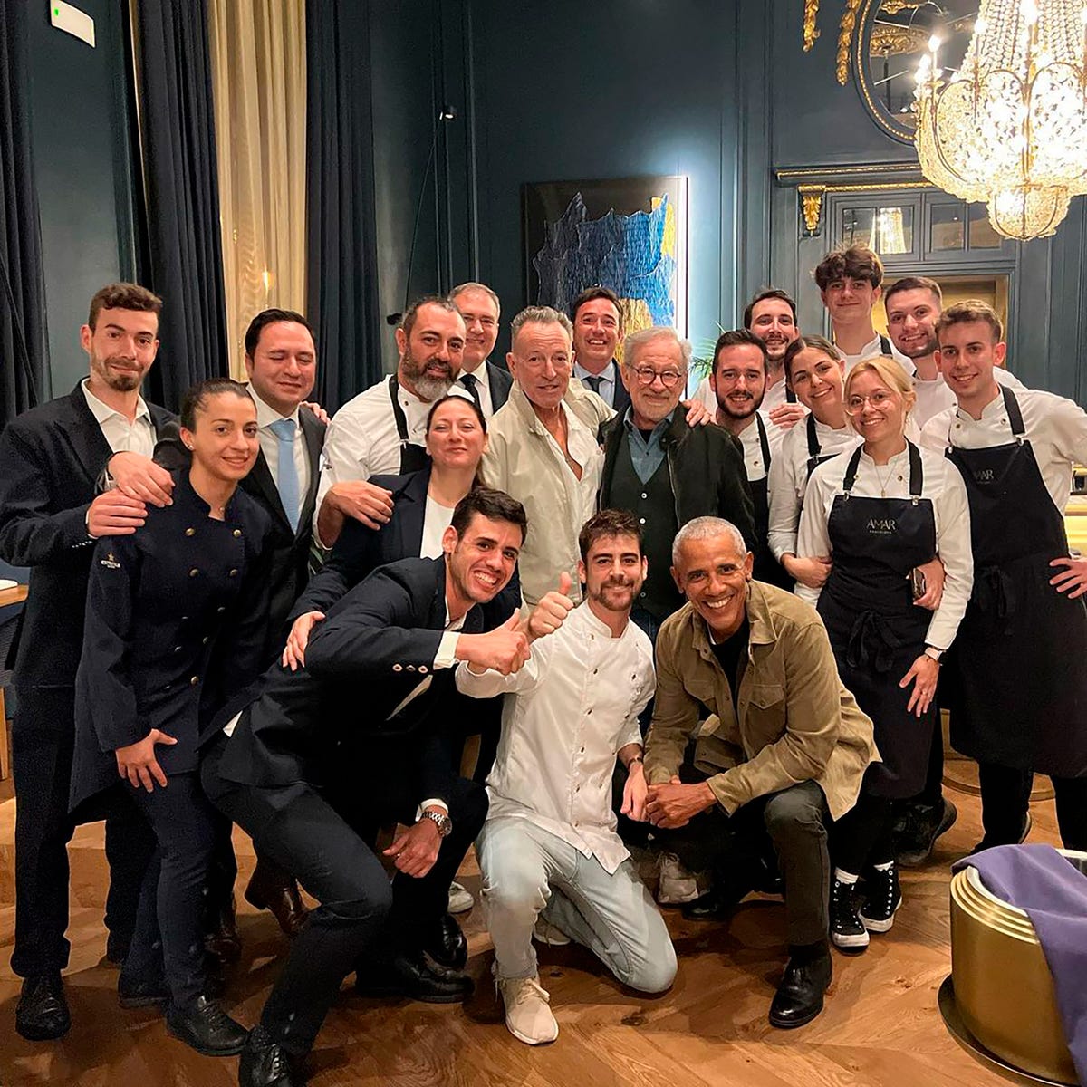 Dinner for three!  The viral image of Steven Spielberg, Barack Obama and Bruce Springsteen in an unexpected meeting in Barcelona