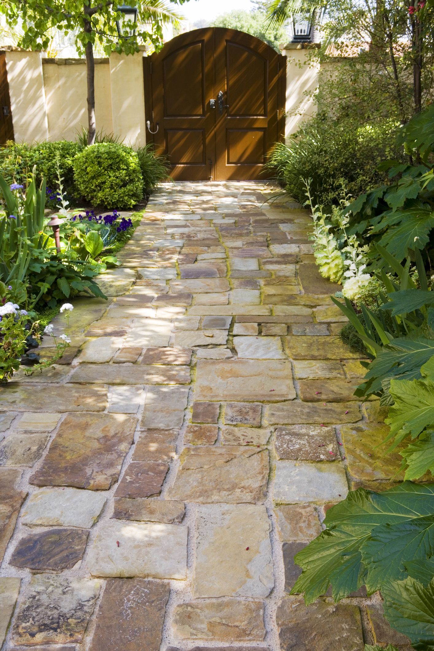 Front Door Flagstone Walkway / A flagstone walkway can introduce an