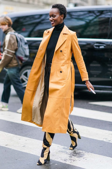 paris, francia 28 febbraio una modella indossa un trench lungo arancione, un pullover nero a collo alto, stivali a punta beige e neri con motivo zebrato, fuori da ralph russo, durante la settimana della moda di Parigi womenswear fallwinter 20202021, il 28 febbraio 2020 a Parigi, Francia foto di edward berthelotgetty images