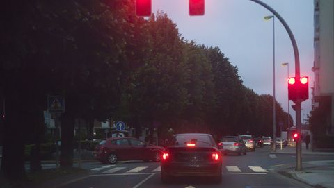 auto wacht voor rood stoplicht