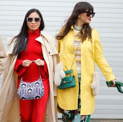 drie vrouwen in kleurrijke outfits tijdens kopenhagen fashion week
