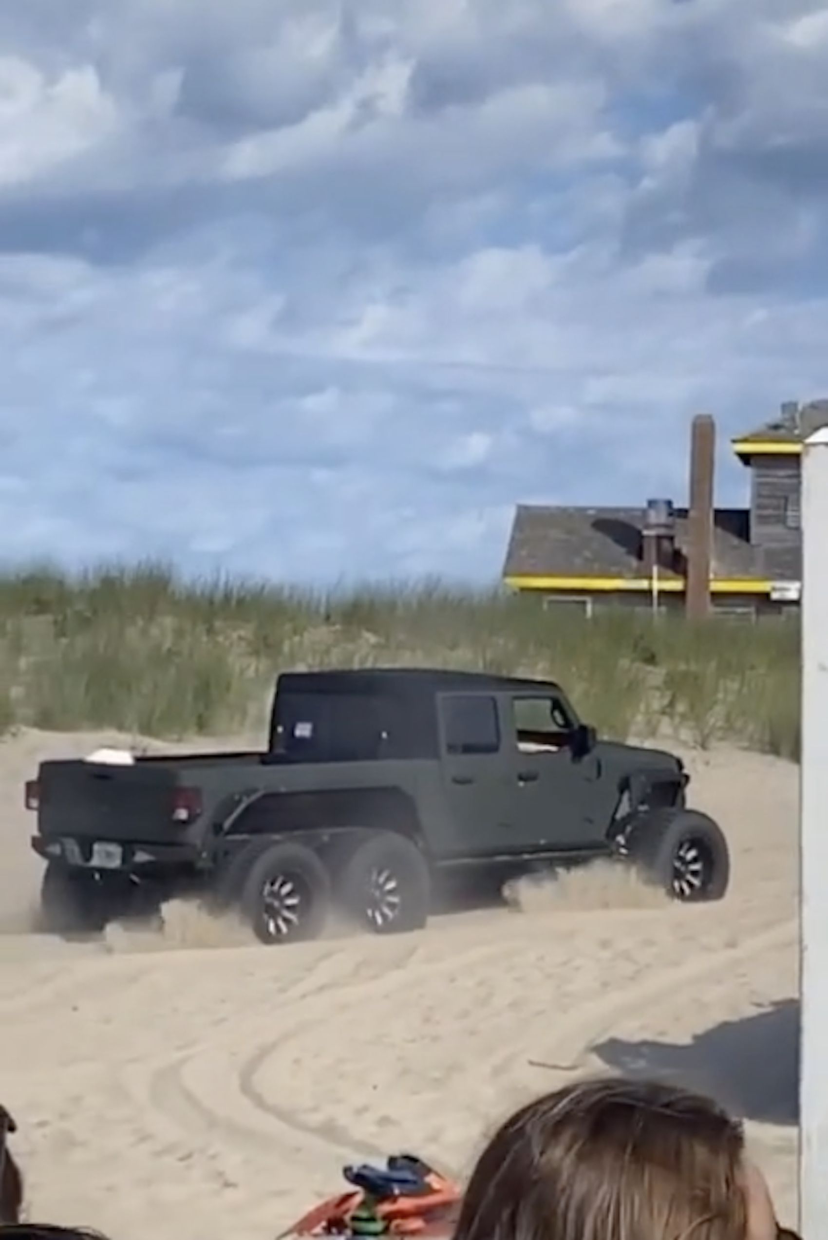 Jeep Gladiator 6x6 Struggles to Get Off Hamptons Beach