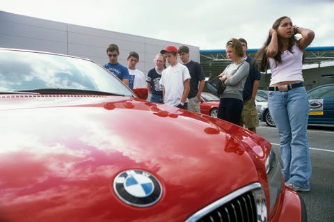 BMW自動車学校に通う10代の若者