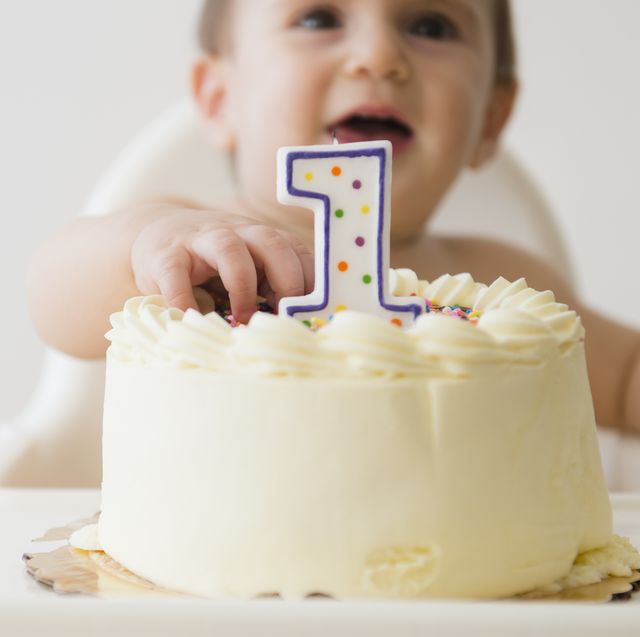 bebé cumple un año comiendo tarta
