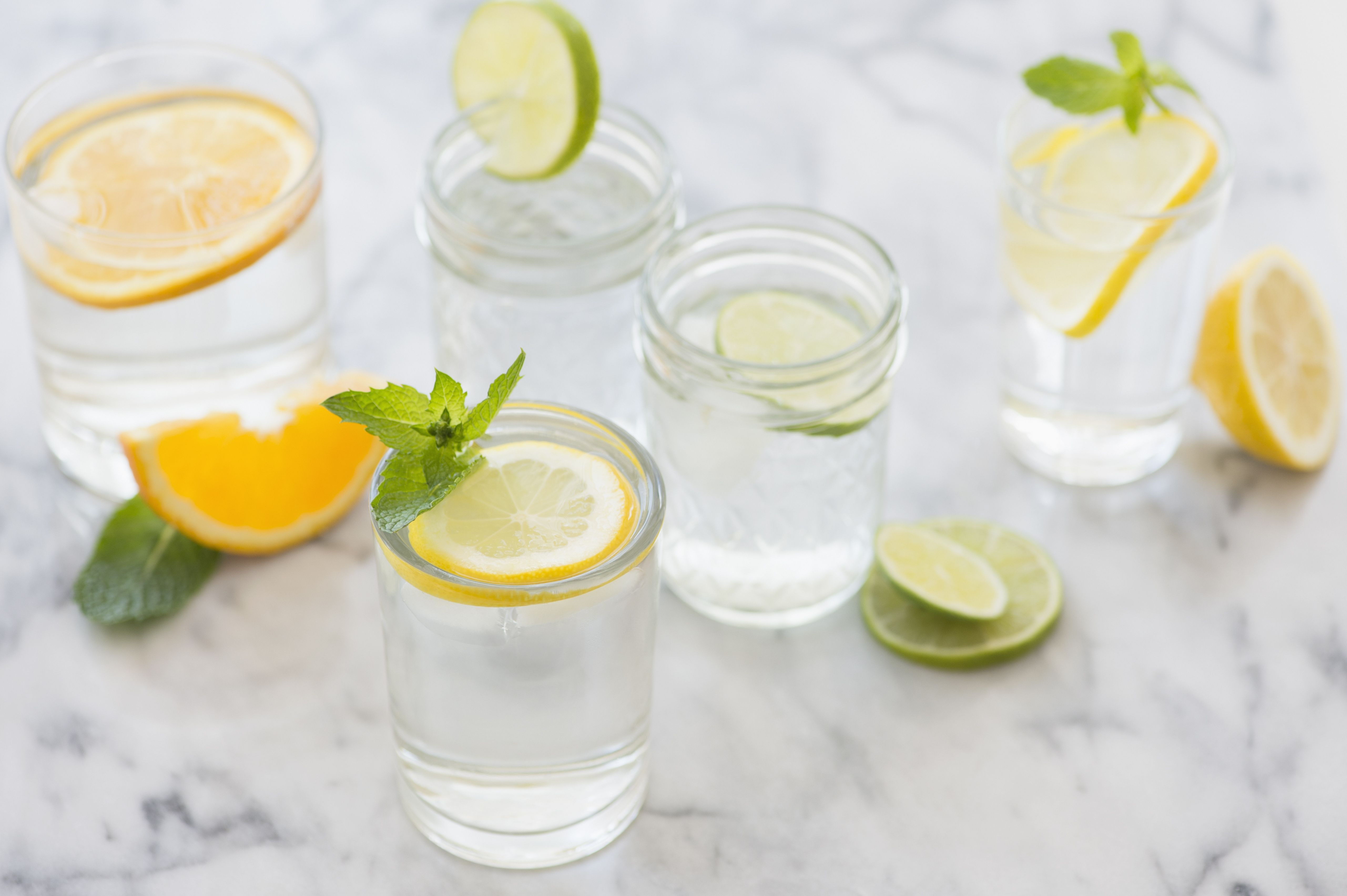 Лимонная вода польза в чем. Стакан воды с лимоном. Вода с лимоном фирмы. Лимон лайм напиток. Стакан с лимоном.