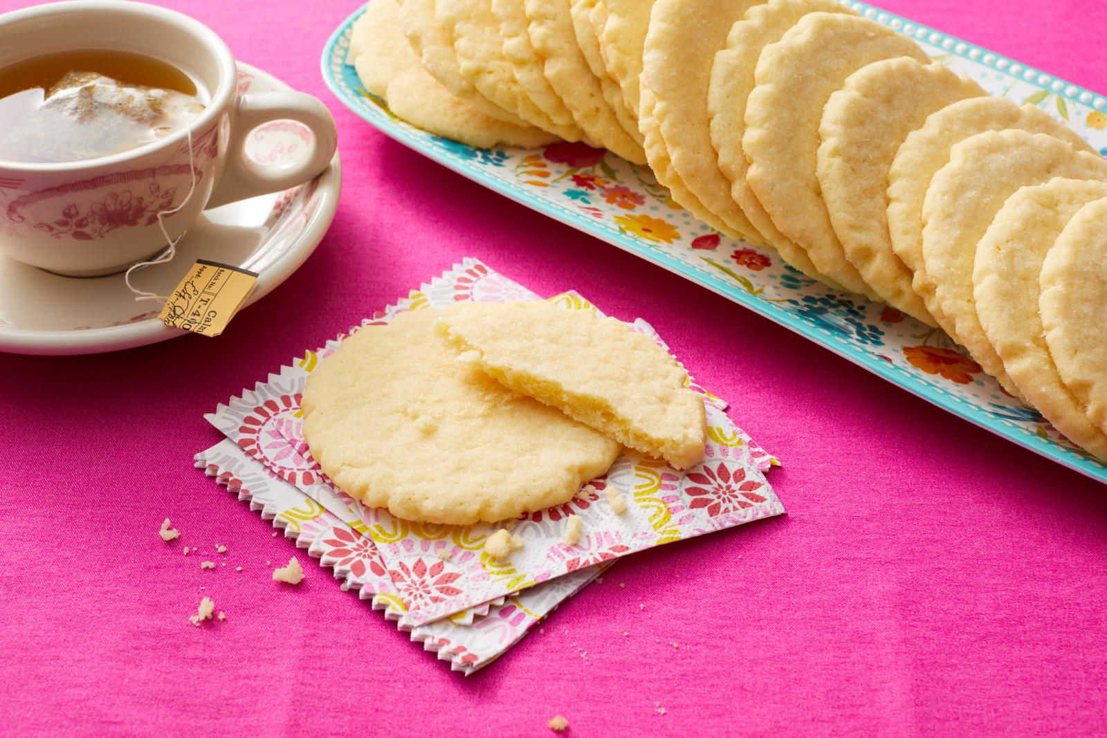 Pioneer Woman Sugar Cookie Kit  with Cookier Cuter & Oven Mitt Makes 8-9 Cookies 