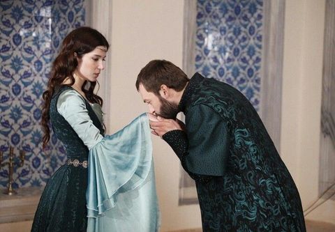 ﻿el romance entre ibrahim y hatice está en boca de todos los habitantes del palacio y ella expresa su deseo de casarse con él