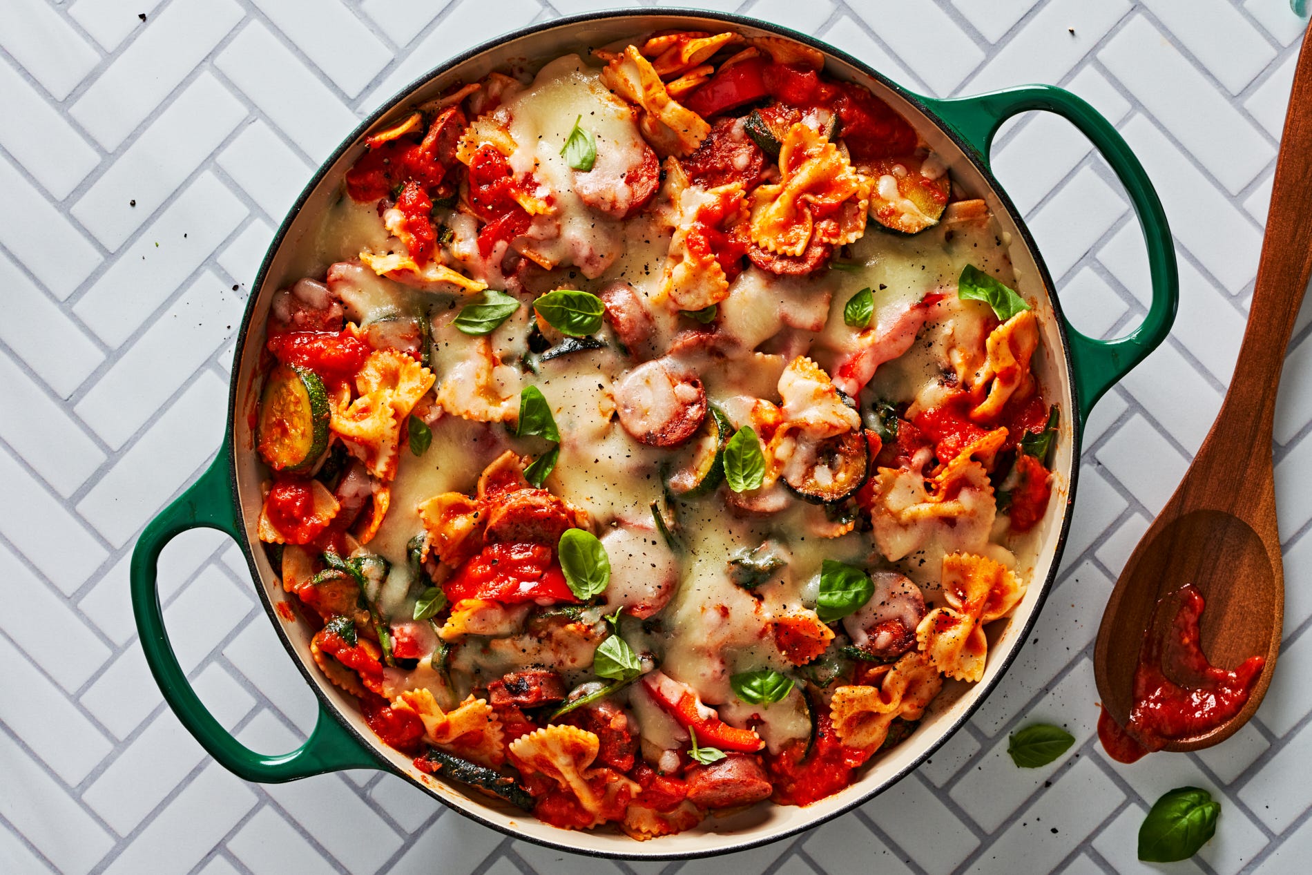 This Pasta & Chicken Sausage Skillet Bake Is The Ultimate Summer Crowdpleaser