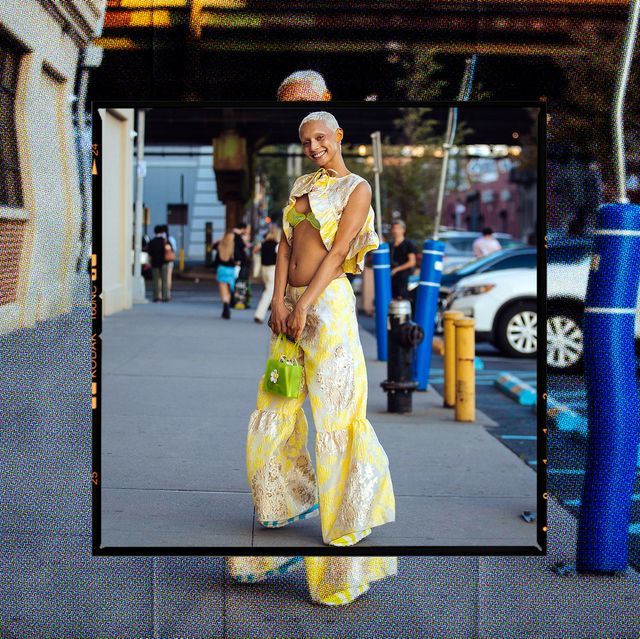 new york, new york 07 eylül model jazzelle zanaughtti, 07 eylül 2021'de new york city'de gerçekleştirilen collina strada gösterisinin dışında sarı ve beyaz kırpılmış brokar bir kıyafet, sarı bir sutyen üst ve küçük yeşil bir çanta takıyor.