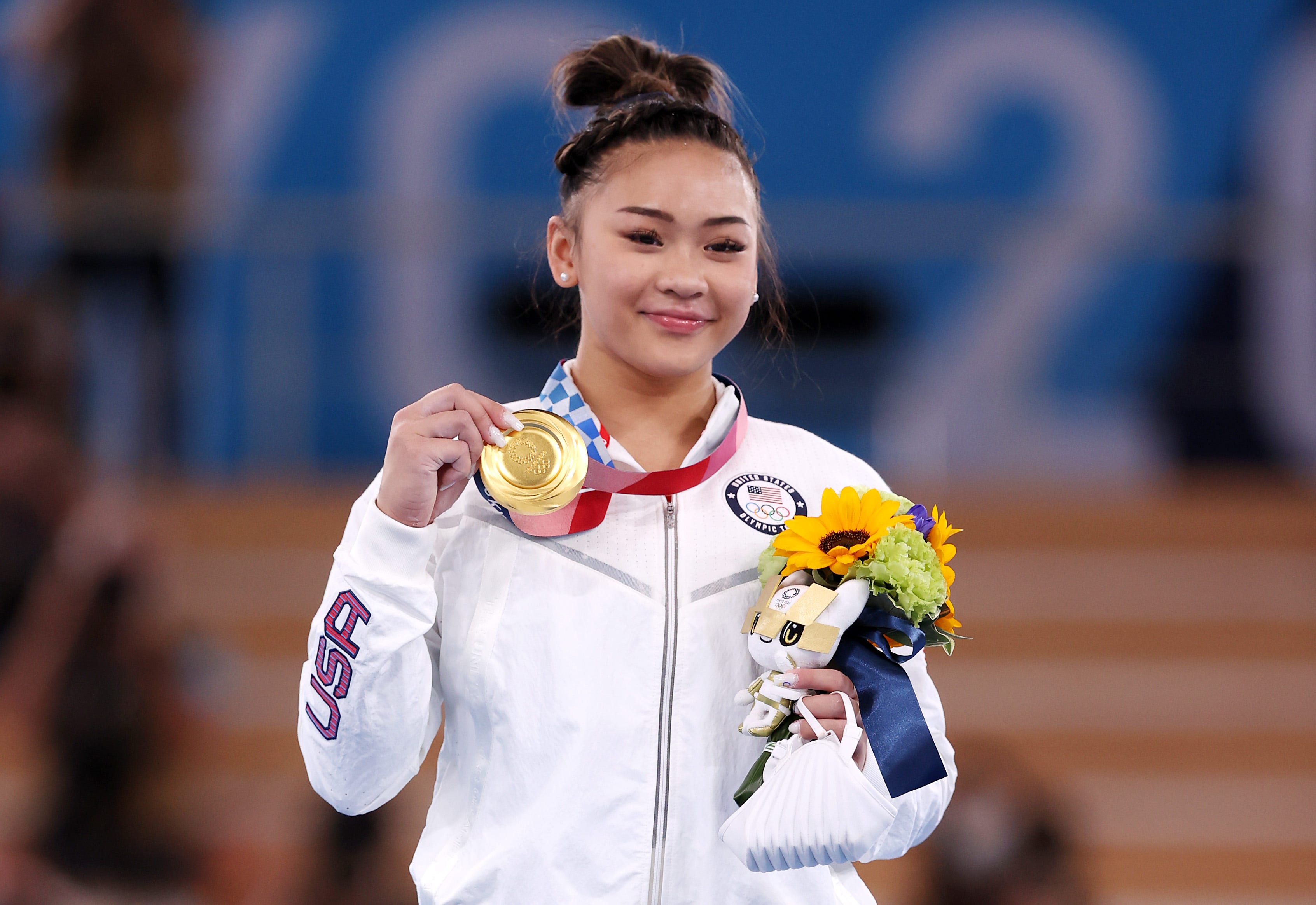 sunisa" suni " lee sostiene su medalla de oro durante los juegos olímpicos de Tokio 2021